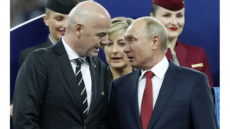 Vladimir Putin con Gianni Infantino, presidente de la FIFA