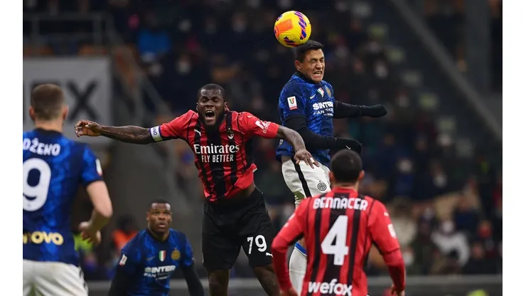 Alexis Sánchez ante Franck Kessié.