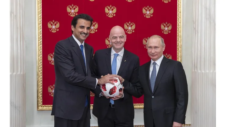 Vladimir Putin, presidente de Rusia, junto a Gianni Infantino y Sheikh Tamim bin Hamad Al Thani, Emir de Qatar.