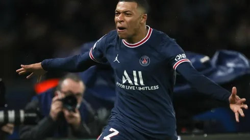 Kylian Mbappé celerbando uno de sus goles en PSG.
