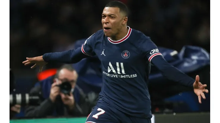 Kylian Mbappé celerbando uno de sus goles en PSG.