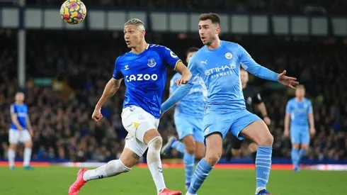 Un error insólito de Everton salva a Manchester City para ganar