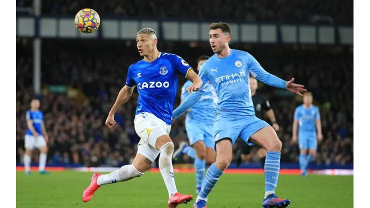 Un error insólito de Everton salva a Manchester City para ganar