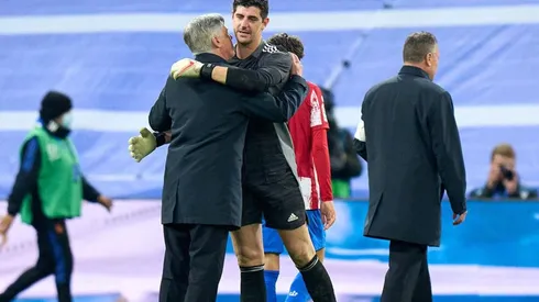 Abrazo entre Ancelotti y Courtois.