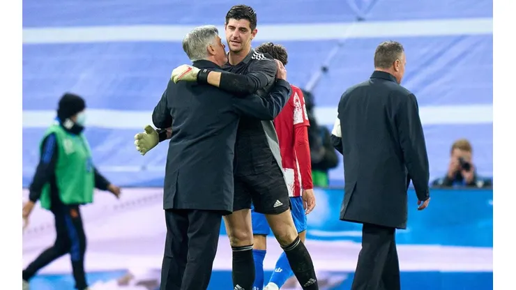Abrazo entre Ancelotti y Courtois.