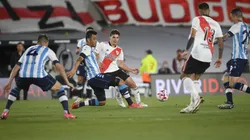 Álvarez y Nery Domínguez disputan el balón en el último River vs. Racing (Foto: Getty).