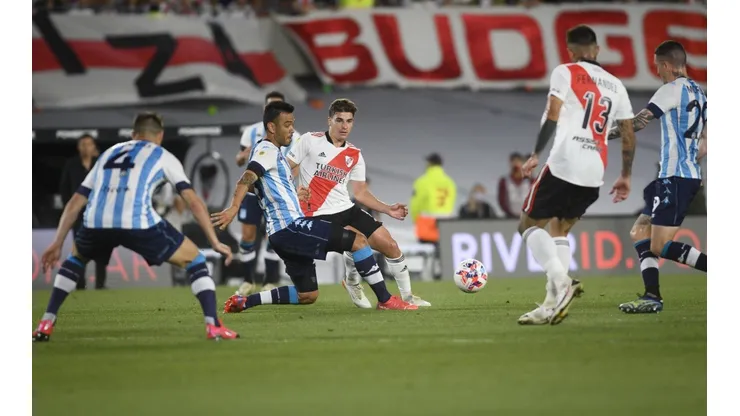 Álvarez y Nery Domínguez disputan el balón en el último River vs. Racing (Foto: Getty).
