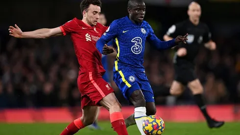 Liverpool y Chelsea en acción.