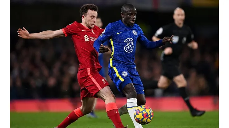 Liverpool y Chelsea en acción.