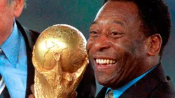 Pelé con el actual trofeo del Mundial.