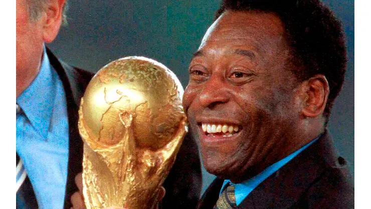 Pelé con el actual trofeo del Mundial.