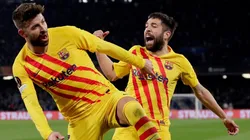 Piqué celebra con Jordi Alba.