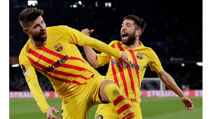 Piqué celebra con Jordi Alba.