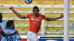Acción de gol entre Universidad Católica y Bolívar.