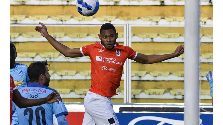 Acción de gol entre Universidad Católica y Bolívar.