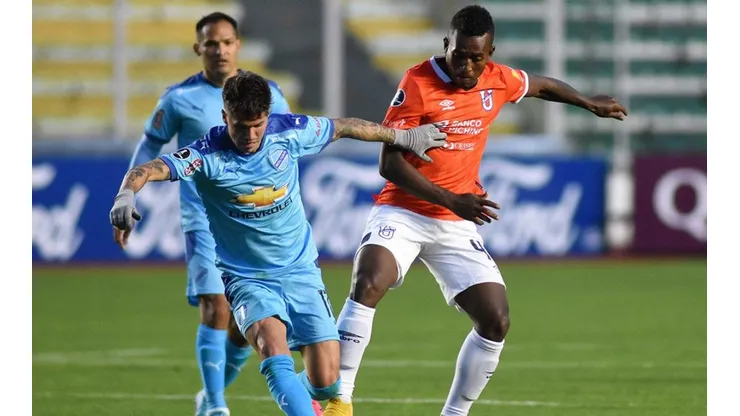 Acción de juego de Bolívar vs U. Católica, de Ecuador.
