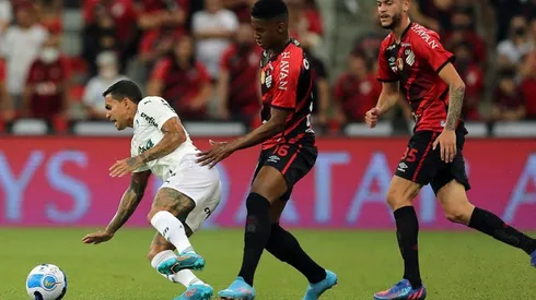 Acción de juego entre Palmeiras y Paranaense.