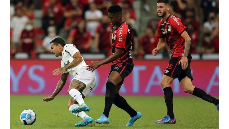 Acción de juego entre Palmeiras y Paranaense.