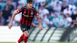 Piero Hincapié marca un gol con el Leverkusen en la Champions League.