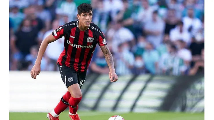 Piero Hincapié marca un gol con el Leverkusen en la Champions League.