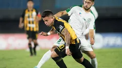 Acción de juego entre The Strongest y Plaza Colonia.