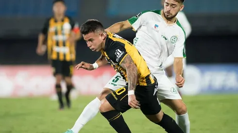 Acción de juego entre The Strongest y Plaza Colonia.