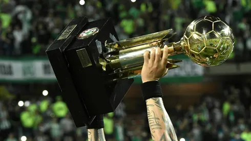 El trofeo de la Recopa Sudamericana.