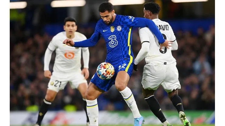 Chelsea en acción con Lille.