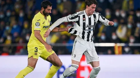 Albiol en acción con Vlahovic.