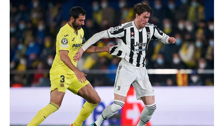Albiol en acción con Vlahovic.