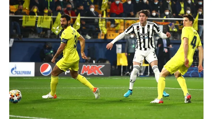 Vlahovic y su primer gol en Champions League.