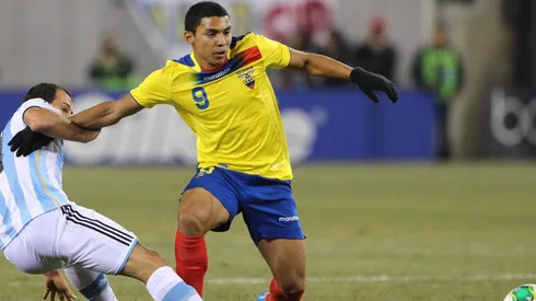 Jefferson Montero ante Javier Mascherano en un amistoso en 2013.