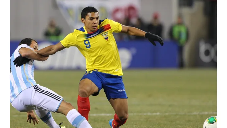 Jefferson Montero ante Javier Mascherano en un amistoso en 2013.