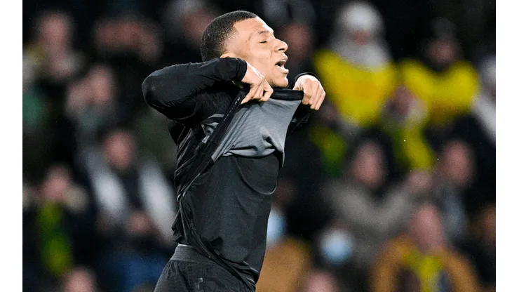 Mbappé lamenta acción de juego.