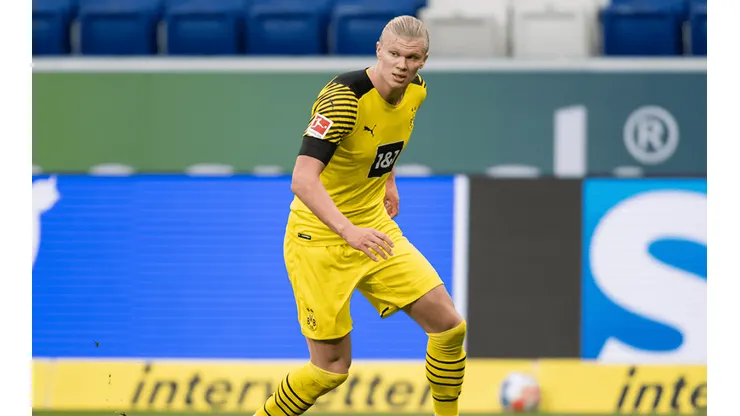 Haaland en acción de juego con Borussia Dortmund.