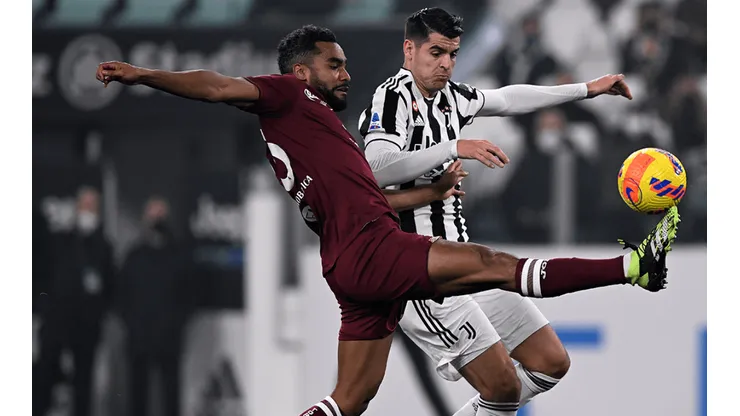 Acción de juego entre Torino y Juventus.