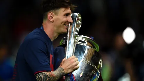 Lionel Messi junto al trofeo de la UEFA Champions League.
