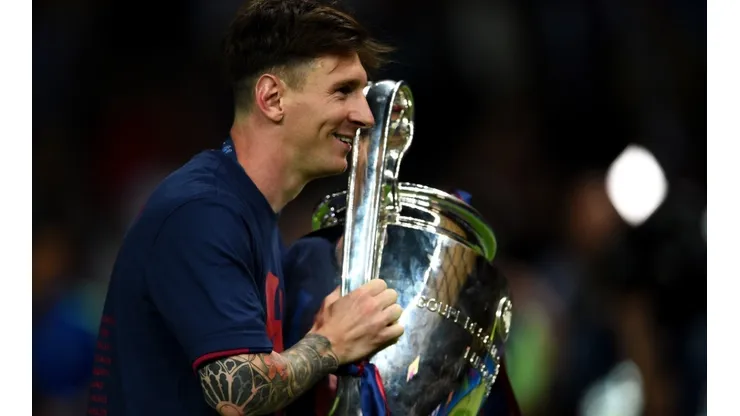 Lionel Messi junto al trofeo de la UEFA Champions League.