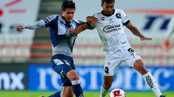 Miguel Herrera disputa el balón en el último Pachuca - Querétaro (Foto: Getty).
