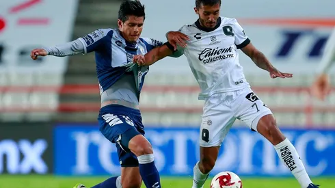 Miguel Herrera disputa el balón en el último Pachuca – Querétaro (Foto: Getty).