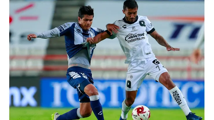 Miguel Herrera disputa el balón en el último Pachuca - Querétaro (Foto: Getty).