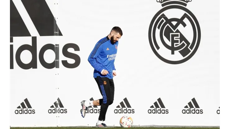 Benzema no pudo completar la práctica previa al viaje a Paris