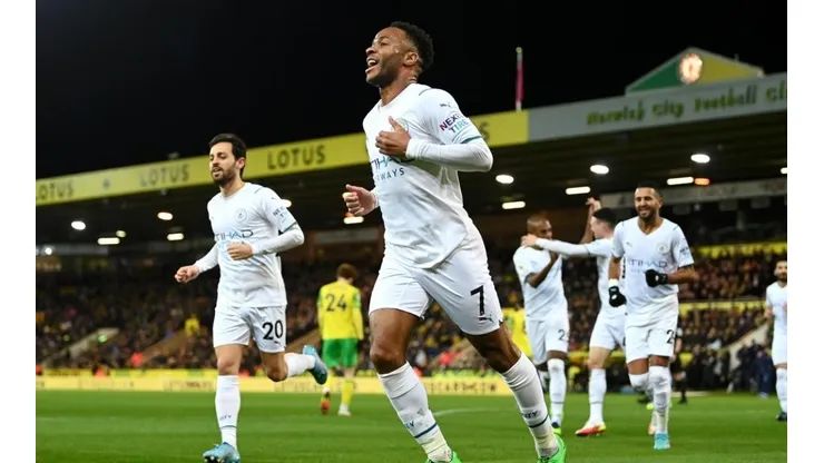 Sterling anotó un hat-trick y Manchester City goleó a Norwich.