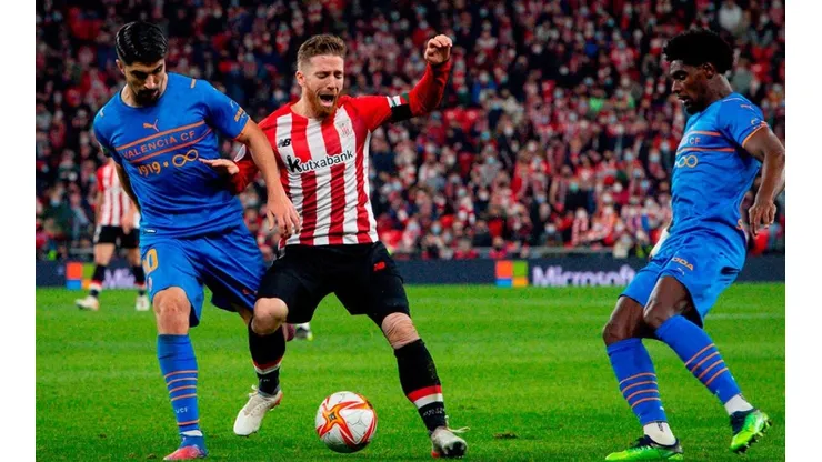Acción de juego entre Athletic Club y Valencia.