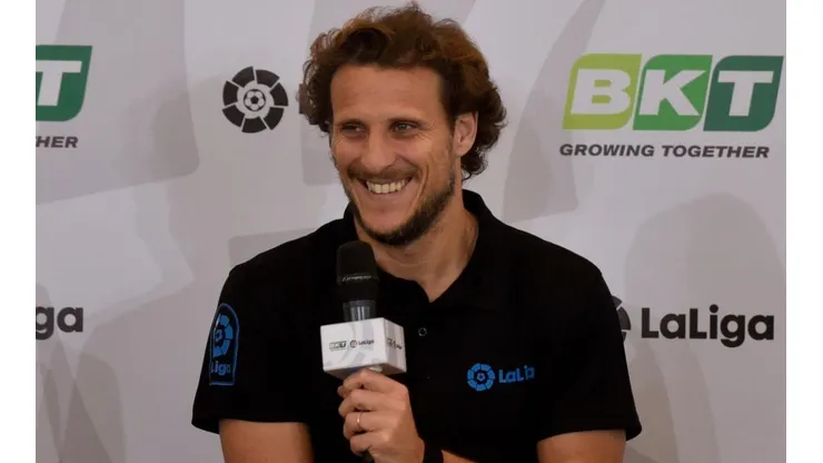 Forlán se vuelve a poner los cortos para retornar al fútbol.