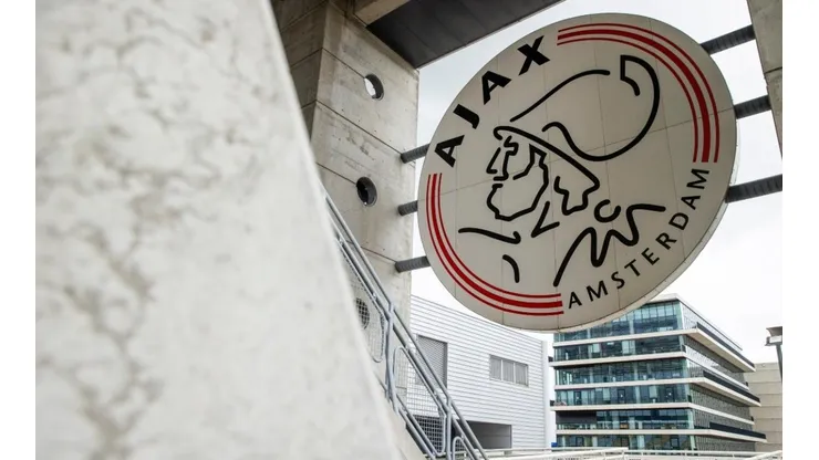 Ajax enfrenta nuevas denuncias y sigue el escándalo.