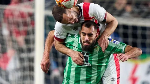 Acción de juego entre Rayo Vallecano y Real Betis.