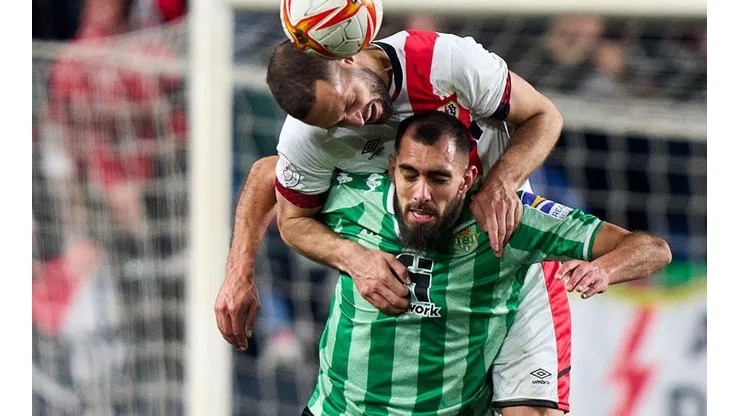 Acción de juego entre Rayo Vallecano y Real Betis.