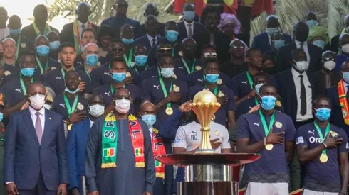 La delegación de Senegal, campeona de la Copa África junto al presidente de aquel país, Macky Sall.