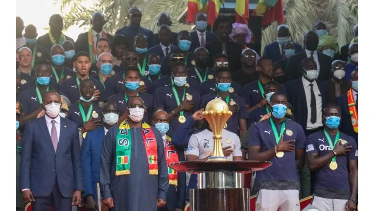 La delegación de Senegal, campeona de la Copa África junto al presidente de aquel país, Macky Sall.